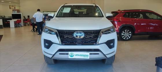 TOYOTA HILUX SW4 2.8 D-4D TURBO DIESEL SRX 4X4 AUTOMÁTICO